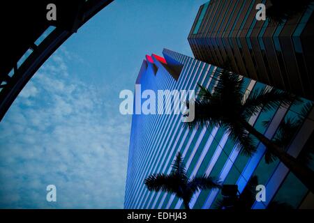 Miami, Florida, USA. 14. Januar 2014. Bunte Neonlichter auf die Innenstadt von Spiegel wie hohe Hochhäuser in der Stadt von Miami bei Sonnenuntergang. © Ruaridh Stewart/ZUMA Wire/ZUMAPRESS.com/Alamy Live-Nachrichten Stockfoto