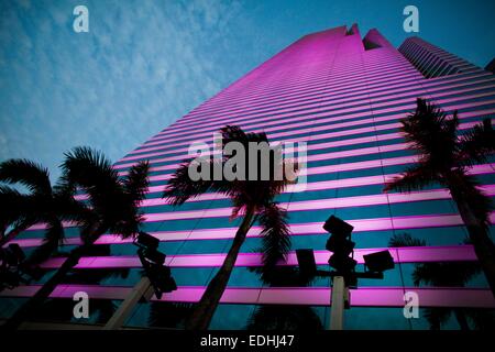 Miami, Florida, USA. 14. Januar 2014. Bunte Neonlichter auf die Innenstadt von Spiegel wie hohe Hochhäuser in der Stadt von Miami bei Sonnenuntergang. © Ruaridh Stewart/ZUMA Wire/ZUMAPRESS.com/Alamy Live-Nachrichten Stockfoto