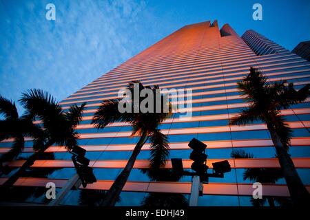 Miami, Florida, USA. 14. Januar 2014. Bunte Neonlichter auf die Innenstadt von Spiegel wie hohe Hochhäuser in der Stadt von Miami bei Sonnenuntergang. © Ruaridh Stewart/ZUMA Wire/ZUMAPRESS.com/Alamy Live-Nachrichten Stockfoto