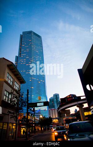 Miami, Florida, USA. 14. Januar 2014. Bunte Neonlichter auf die Innenstadt von Spiegel wie hohe Hochhäuser in der Stadt von Miami bei Sonnenuntergang. © Ruaridh Stewart/ZUMA Wire/ZUMAPRESS.com/Alamy Live-Nachrichten Stockfoto