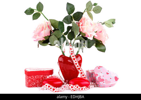 Rotes Herz Kerzen, Rosen in Vase, Halskette und Geschenk-Boxen auf weißem Hintergrund. Stockfoto