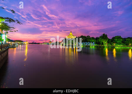 Farbenprächtigen Sonnenuntergang am Fluss Sarawak von der Uferpromenade in Kuching, Borneo, Malaysia. Stockfoto