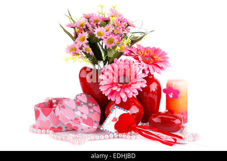 Blumen in Vasen, Glas rotes Herz, Halskette, Geschenkboxen und Kerze isoliert auf weißem Hintergrund. Stockfoto