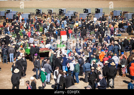 Amish an der jährlichen Frühlings-Schlamm-Verkauf und Versteigerung in Gordonville, PA, die Vorteile die lokalen Feuer Unternehmen. Stockfoto