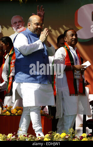 Bhubaneswar. 6. Januar 2015. Präsident des indischen Bharatiya Janata Party (BJP) Amit Shah (L) begrüßt Fans an einer politischen Kundgebung in östlichen indischen Bundesstaat Orissa Hauptstadt Bhubaneswar, 6. Januar 2015. © Stringer/Xinhua/Alamy Live-Nachrichten Stockfoto