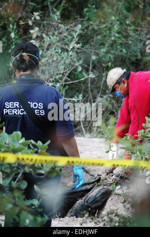 Guerrero, Mexiko. 7. Januar 2015. Elemente der Attorney General von Guerrero in Begleitung von Mitgliedern der Stadtpolizei, die Staatspolizei und das Sekretariat der nationalen Verteidigung (SEDENA), beteiligen sich die Exhumierung von geheimen Gräbern befindet sich in der Region bekannt als "El Huizache", in der Stadt von Chilapa von Alvarez, Bundesstaat Guerrero, Mexiko, am 6. Januar 2015. Bildnachweis: Xinhua/Alamy Live-Nachrichten Stockfoto