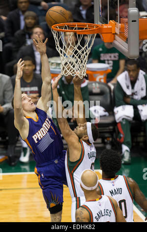 Milwaukee, WI, USA. 6. Januar 2015. Phoenix Suns Guard Goran Dragic (1) steigt für einen Schuss auf der Milwaukee Bucks Hut Jared Dudley (9) während des NBA-Spiels zwischen den Phoenix Suns und den Milwaukee Bucks im BMO Harris Bradley Center in Milwaukee, Wisconsin. Sonnen besiegt die Bucks 102 / 96. John Fisher/CSM/Alamy Live-Nachrichten Stockfoto