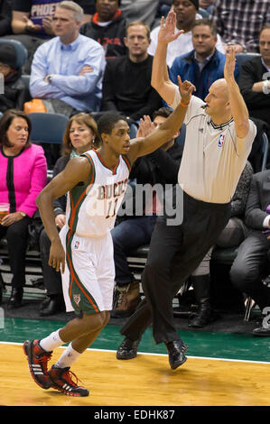 Milwaukee, WI, USA. 6. Januar 2015. Milwaukee Bucks Guard Brandon Knight (11) trifft ein 3pt gedreht während der NBA-Spiel zwischen den Phoenix Suns und den Milwaukee Bucks im BMO Harris Bradley Center in Milwaukee, Wisconsin. Sonnen besiegt die Bucks 102 / 96. John Fisher/CSM/Alamy Live-Nachrichten Stockfoto
