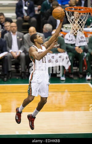 Milwaukee, WI, USA. 6. Januar 2015. Milwaukee Bucks guard Brandon Knight (11) Punkte auf einem lag während der NBA-Spiel zwischen den Phoenix Suns und den Milwaukee Bucks im BMO Harris Bradley Center in Milwaukee, WI. Sonnen besiegt die Bucks 102 / 96. John Fisher/CSM/Alamy Live-Nachrichten Stockfoto