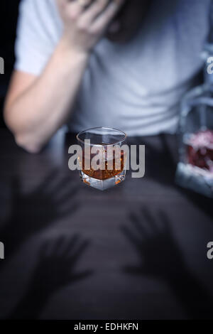 Alkoholismus - ein Mann von Reue geplagt Stockfoto