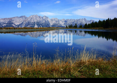 Wilder Kaiser Gebirge im künstlichen Teich zur künstlichen Beschneiung, Hartkaiser Skigebiet. Tirol, Österreich Stockfoto