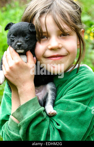 Freundschaft ist ein Porträt eines Border Collie Welpen Cute Girl Dog, Child, Lucky, Joy, Porträt Umarmung Stockfoto