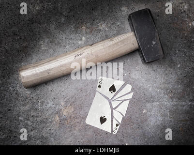 Hammer mit einer gebrochenen Karte, Vintage-Look, zwei Pik Stockfoto