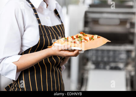 Koch Holding Fach mit gefüllten Ravioli Pasta Blatt Stockfoto