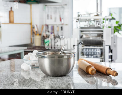 Schüssel mit Eiern und Nudelholz In Großküchen Stockfoto