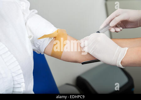 Krankenschwester, Blutentnahme vom Arm des Patienten Stockfoto