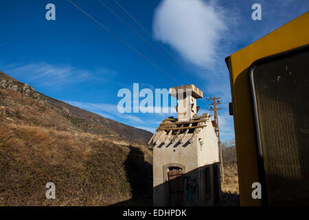 Der Train Jaune, gelber Zug, Canari oder Ligne de Cerdagne ist eine 63km lange Bahn von Villefranche-de-Conflent, Latour-de-C Stockfoto