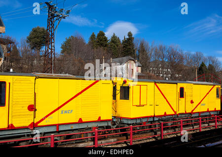 Der Train Jaune, gelber Zug, Canari oder Ligne de Cerdagne im Mont-Louis - La Cabanasse Bahnhof. Stockfoto