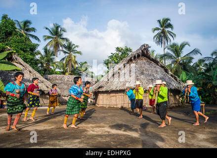 Ein willkommen Tanz durch die lokalen Kuna Stamm, Armila, Darien, Panama Stockfoto