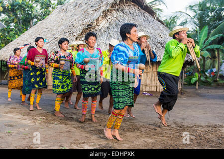 Ein willkommen Tanz durch die lokalen Kuna Stamm, Armila, Darien, Panama Stockfoto