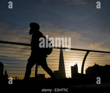 London, 7. Januar 2015. UK-klarer und schöner Sonnenaufgang. Pendler zu Fuß zur Arbeit über die Millennium Bridge an einem hellen Wintermorgen in der Hauptstadt Credit: Paul Swinney/Alamy Live News Stockfoto