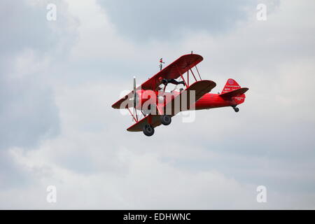 Wing Walker auf ein Doppeldecker bei einer Air show, Bromont, Eastern Townships, Québec, Kanada Stockfoto