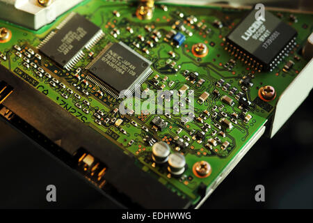 Eine Platine mit Mikrochips. Die integrierte Schaltung kommt von einem Computer. Stockfoto