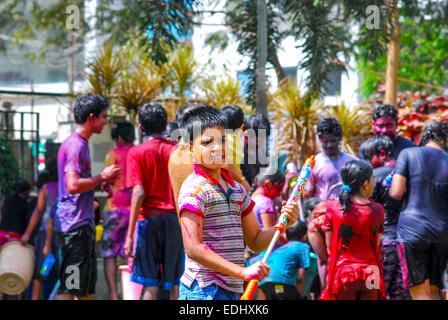 Gruppe von Menschen spielen mit Pulver Farben & Wasser während das hinduistische Frühlingsfest Holi auch bekannt als ein Fest der Farben. Stockfoto