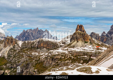 Rifugio Locatelli Alle Tre Cime oder Drei-Zinnen-Hütte und Toblinger Knoten oder Torre di Toblin, vom Bergpass anzeigen Stockfoto