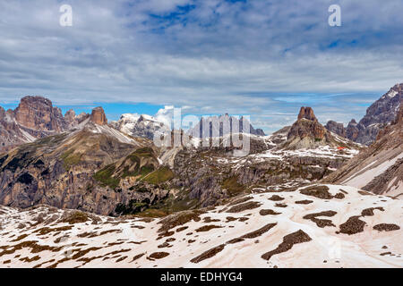 Die Berge rund um das Valle di Rimbon und Rifugio Locatelli Alle Tre Cime oder Drei-Zinnen-Hütte, Blick vom Bergpass Stockfoto