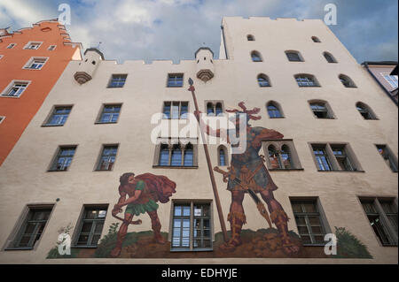 Goliathhaus, Goliath Haus, einem ehemaligen patrizischen Schloss mit Zinnen, 13. Jahrhundert, Wandbild von David und Goliath von Melchior Stockfoto