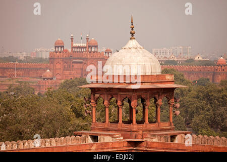 Kuppel der Moschee Jama Masjid Freitag mit dem Roten Fort, Delhi, Indien Stockfoto