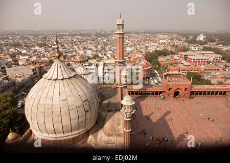 Blick vom Minarett der Moschee Jama Masjid Freitag über den Dächern der Stadt, Delhi, Indien Stockfoto