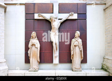 Mecheln (Mechelen), Belgien. Onze-Lieve-Vrouw-Over-de-Dijlekerk / Kirche der Jungfrau Maria über die Dijle. Kreuzigung - außerhalb Stockfoto