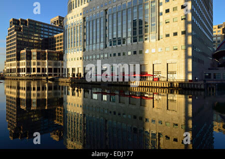 Dock, Mackenzie Spaziergang, Mittlerer Süden Kolonnade, Canary Wharf Estate, Docklands, London E14, Vereinigtes Königreich Stockfoto