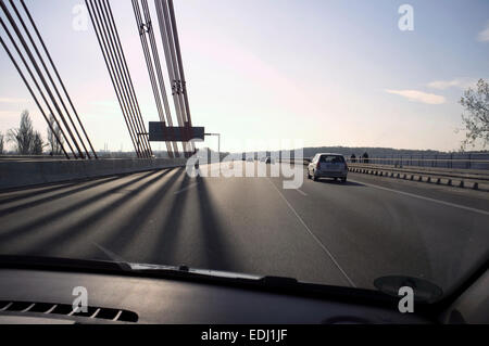 Das fahren auf Autobahn A46 über den Fluss Rhein, Düsseldorf. Stockfoto