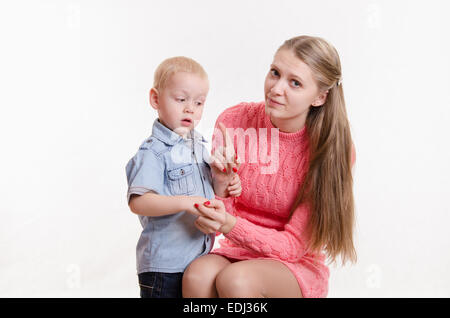 Junge schöne Mutter schimpft mit ihrem rebellischen und launisch drei Jahre alten Jungen Stockfoto