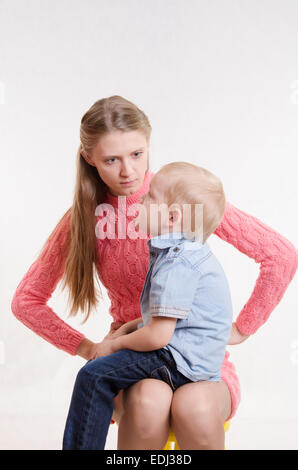 Junge schöne Mutter schimpft mit ihrem rebellischen und launisch drei Jahre alten Jungen Stockfoto