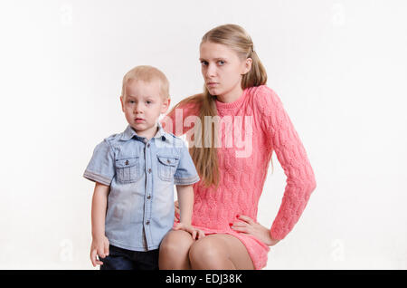 Junge schöne Mutter schimpft mit ihrem rebellischen und launisch drei Jahre alten Jungen Stockfoto