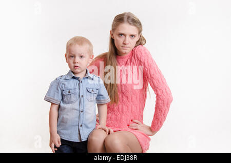 Junge schöne Mutter schimpft mit ihrem rebellischen und launisch drei Jahre alten Jungen Stockfoto