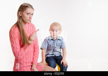 Junge schöne Mutter schimpft mit ihrem rebellischen und launisch drei Jahre alten Jungen Stockfoto