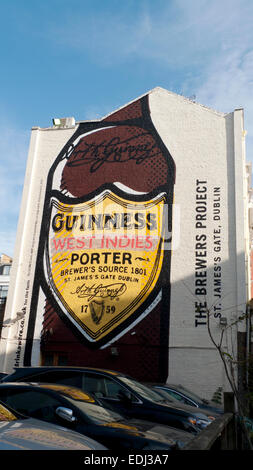 Guinness-West Indies Porter Wand Wandbild Werbung auf der Seite eines Gebäudes in Clerkenwell, London, UK KATHY DEWITT Stockfoto