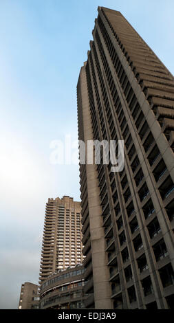 Ein Blick auf die Barbican Estate Wohngebäude hoch Rise Tower Blocks in der City of London England KATHY DEWITT Stockfoto