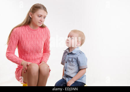 Junge schöne Mutter schimpft mit ihrem rebellischen und launisch drei Jahre alten Jungen Stockfoto