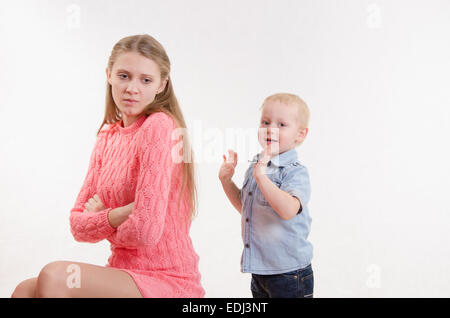 Junge schöne Mutter schimpft mit ihrem rebellischen und launisch drei Jahre alten Jungen Stockfoto