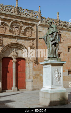 Statue von Fray Luis de León im Innenhof der Universität von Salamanca, Castilla y León, Spanien, Europa Stockfoto