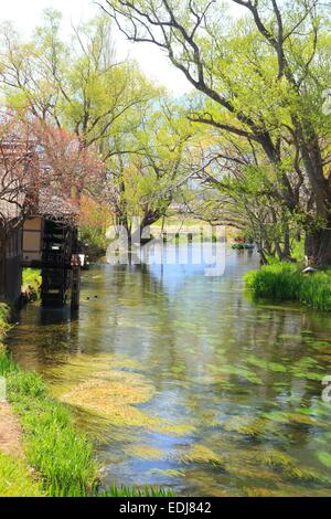 Wassermühle und dem Fluss Azumino, Nagano, Japan Stockfoto