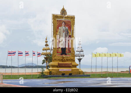 Porträt von König Bhumibol Adulyadej auf dem Display für des Königs Tag, Thailand, Koh Lanta, Provinz Krabi, Südost-Asien. Stockfoto