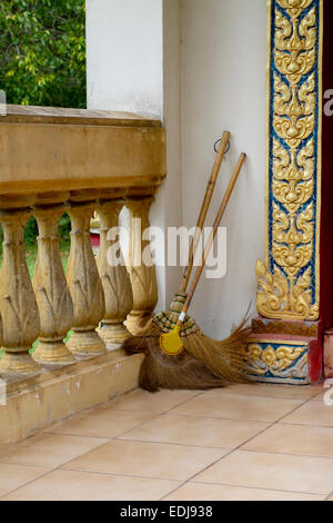 Besen vor Eingang, Lanta Old Town buddhistische Tempel, Kloster Wald, Koh Lanta Thailand, Südost-Asien. Stockfoto