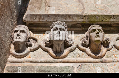 Kopf-Skulpturen an der Ostfassade der Domkirche (Stavanger Domkirke, ca. XIII c.), die älteste Kirche in Norwegen Stockfoto